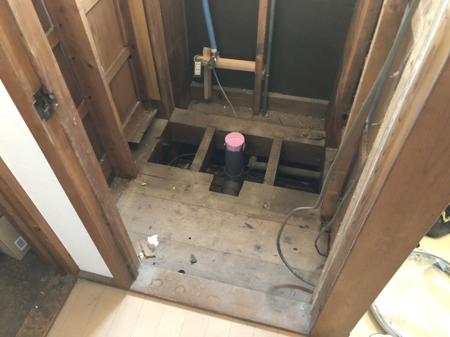 静岡県伊豆の国市／トイレリフォーム（和式から洋式へ）　M様邸／トイレ経年劣化／1日目【解体・給排水配管】