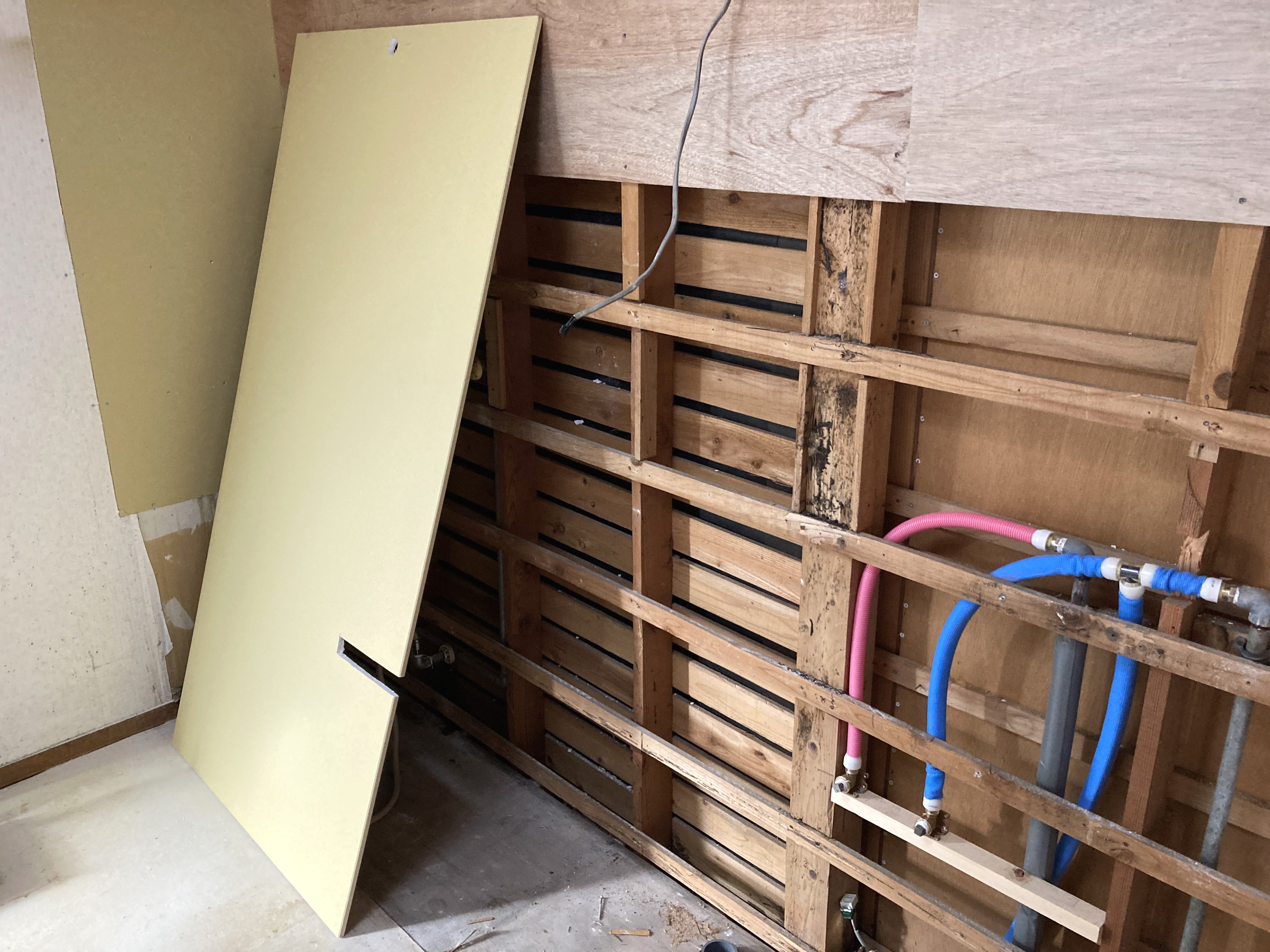 静岡県東部地区/キッチンリフォーム T様邸/中古住宅/1~2日目【下地補修、配線・配管工事】