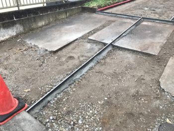 静岡県伊豆の国市／駐車場リフォーム　U様邸／駐車場拡大／１日目【鋤取り】