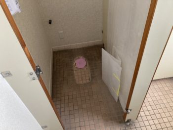 静岡県／商業ビルトイレ改修Ｂ様／トイレリフォーム・和便器解体・タイル張り・便器設置・新規電気配線・TOTO