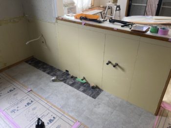 静岡県三島市／キッチン改修工事Ｋ様邸／キッチンリフォーム・キッチン交換・クリナップステディア・アクセントクロス・こどもみらい住宅支援事業