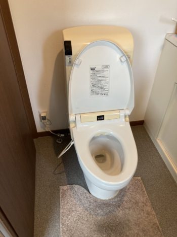 静岡県函南町／トイレ交換工事Ｋ様邸／トイレリフォーム・TOTO ZR1・一体型トイレ