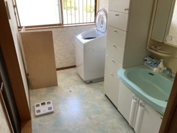 静岡県伊豆市市山／脱衣場改修工事／洗面所リフォーム・ 洗面化粧台・TOTO・Ｖシリーズ・クッションフロア張り替え
