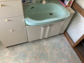 静岡県伊豆市市山／脱衣場改修工事／洗面所リフォーム・ 洗面化粧台・TOTO・Ｖシリーズ・クッションフロア張り替え