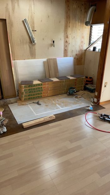 静岡県伊豆の国市南江間／キッチン改修工事・リビングフローリング改修工事／キッチンリフォーム・タカラスタンダードエーデル・内装リフォーム・NODAＪクラレス