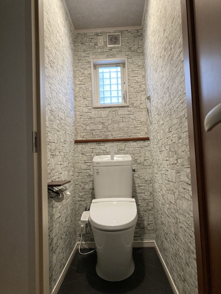 静岡県三島市加茂川町／トイレ改修工事／トイレリフォーム・INAX・YBC-230S・YDT-2380・シャワートイレ・CW-41・トイレ壁紙張り替え