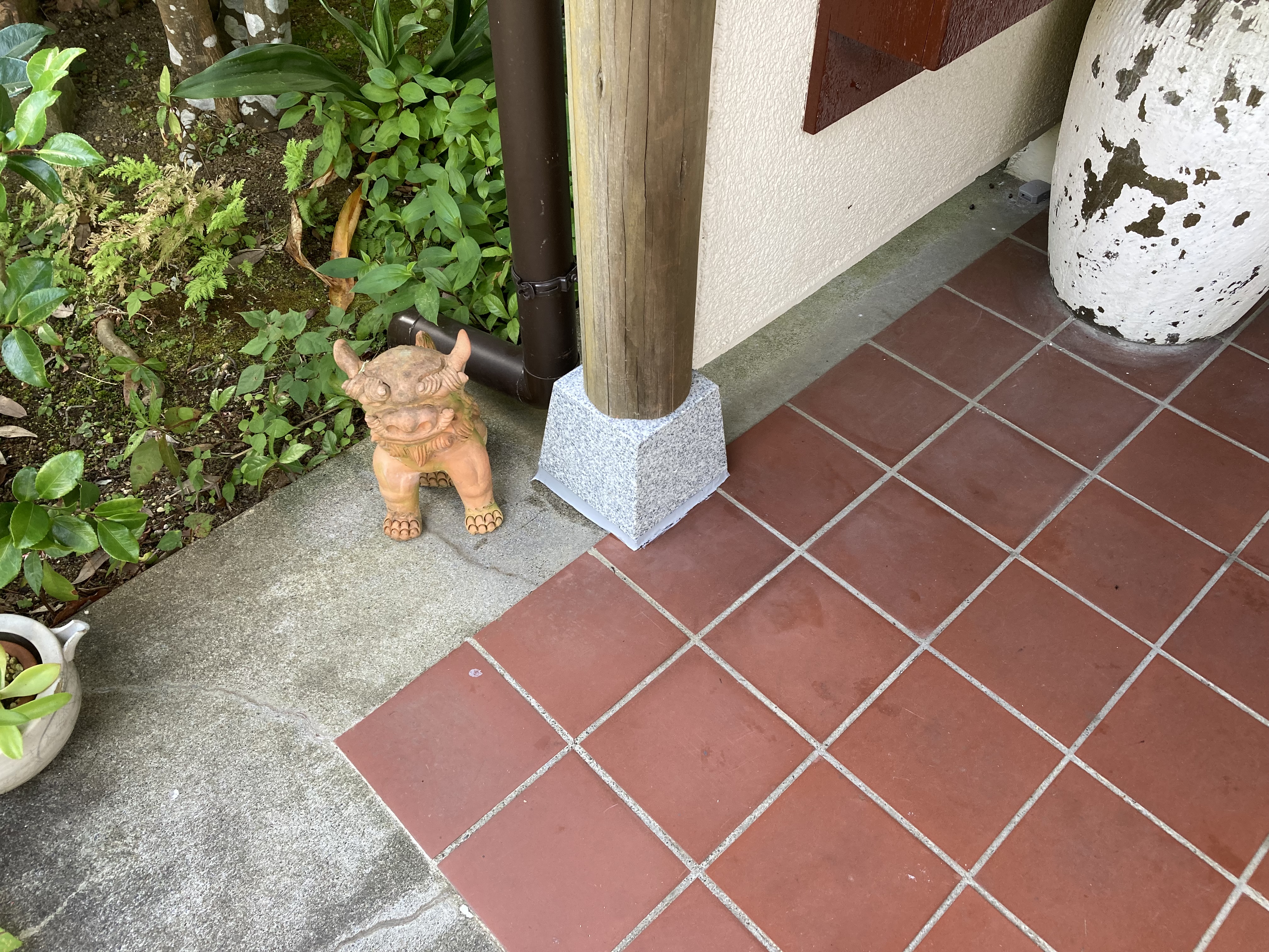 静岡県三島市若松町／テラス改修工事・束石設置工事・テラス塗装・雨樋設置工事／外構リフォーム・木製テラス劣化