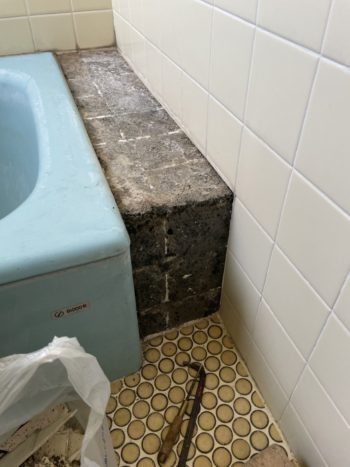 静岡県伊豆の国市四日町／タイル張替工事／お風呂リフォーム・タイル一部交換