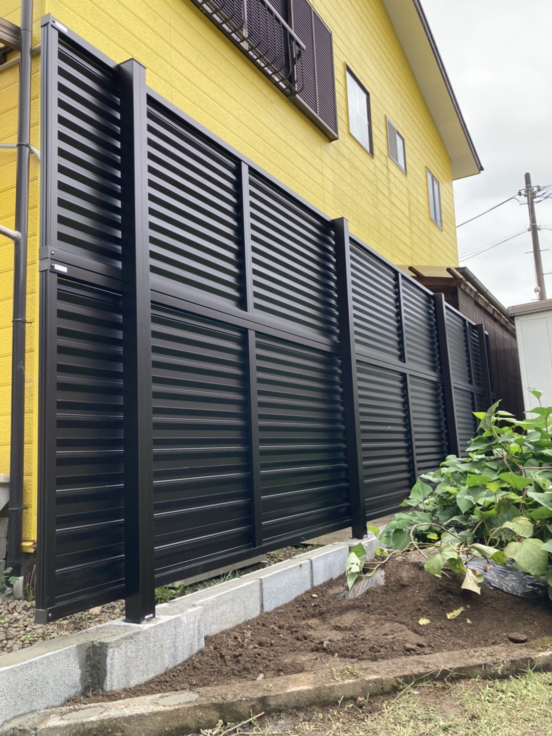 静岡県伊豆市八幡／フェンス設置工事／外構リフォーム・多段フェンス・三協アルミレジリアYL1型・エクステリア 