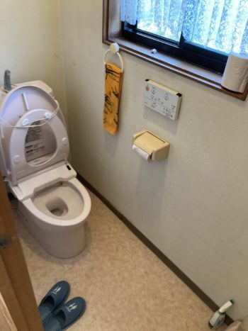 静岡県三島市松本／トイレ交換工事／トイレリフォーム、クッションフロア張り替え、壁紙張り替え