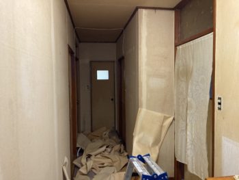 静岡県伊豆の国市北江間／リビング、廊下内装工事／内装リフォーム・壁紙張り替え