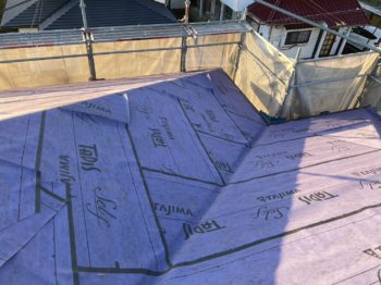 屋根の金属カバー工法工事ダークブラウン／静岡県三島市富士見台H様邸