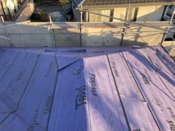 屋根の金属カバー工法工事ダークブラウン／静岡県三島市富士見台H様邸