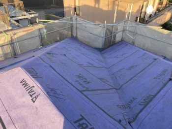 屋根の金属カバー工法工事ダークブラウン／静岡県三島市富士見台H様邸