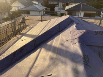 屋根の金属カバー工法工事ダークブラウン／静岡県三島市富士見台H様邸