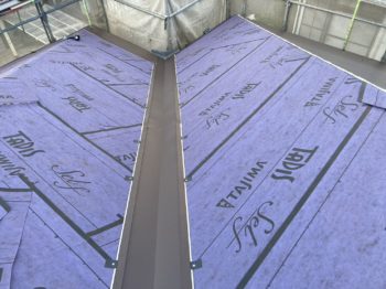 屋根の金属カバー工法工事ダークブラウン／静岡県三島市富士見台H様邸