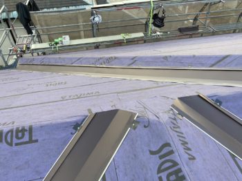 屋根の金属カバー工法工事ダークブラウン／静岡県三島市富士見台H様邸