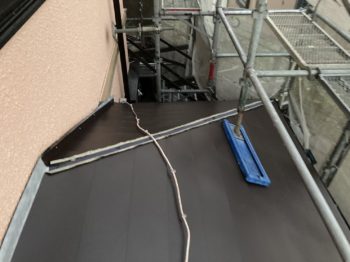 屋根の金属カバー工法工事ダークブラウン／静岡県三島市富士見台H様邸