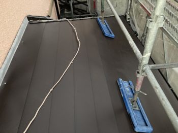 屋根の金属カバー工法工事ダークブラウン／静岡県三島市富士見台H様邸