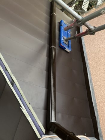 屋根の金属カバー工法工事ダークブラウン／静岡県三島市富士見台H様邸