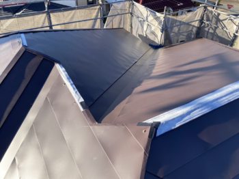 屋根の金属カバー工法工事ダークブラウン／静岡県三島市富士見台H様邸