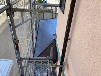 屋根の金属カバー工法工事ダークブラウン／静岡県三島市富士見台H様邸