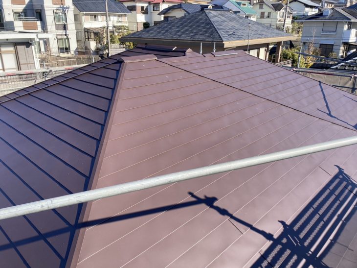 屋根の金属カバー工法工事ダークブラウン／静岡県三島市富士見台H様邸
