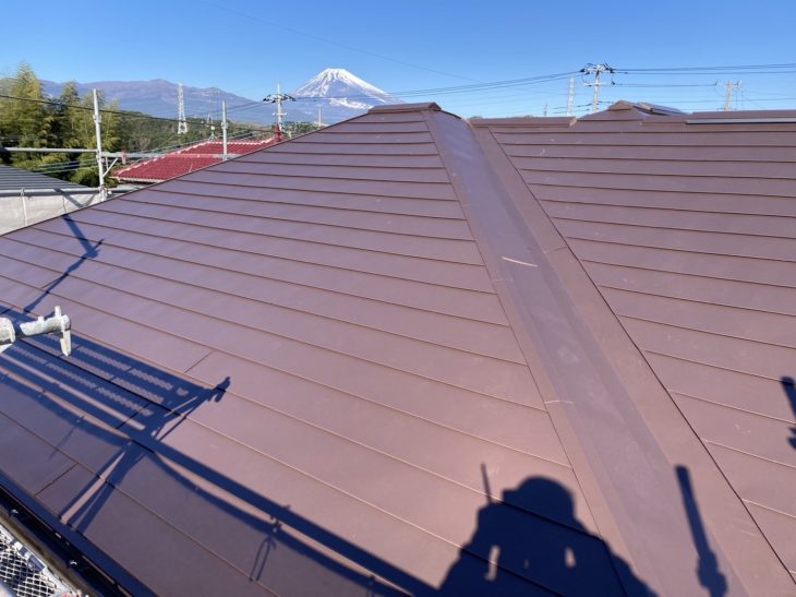 屋根の金属カバー工法工事ダークブラウン／静岡県三島市富士見台H様邸