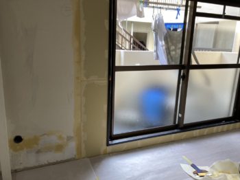 湿気や結露で窓下の壁がボロボロに。補助金を使った内窓設置と窓廻り補修工事│沼津市下香貫