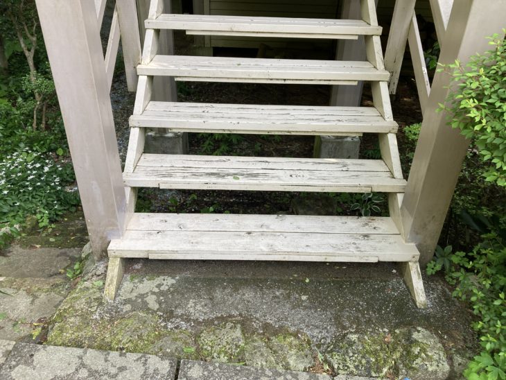 屋外木製階段をエポキシパテ補修