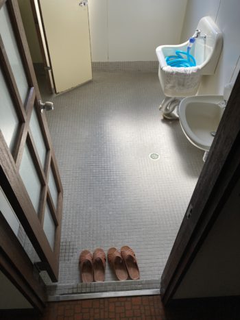 トイレの床が老朽化で水漏れ、防水工事で解決