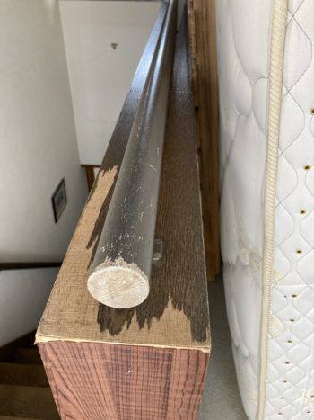 階段の笠木部分がポロポロはがれる