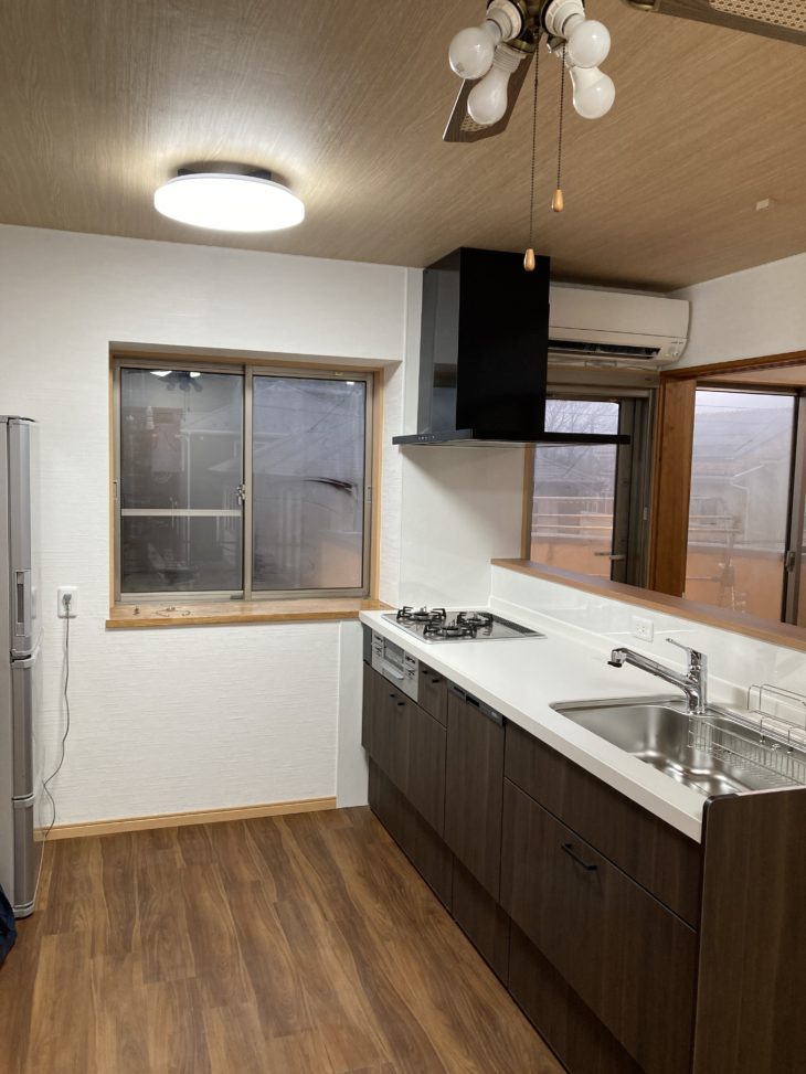 料理しながら窓の外が見える対面キッチンリフォーム