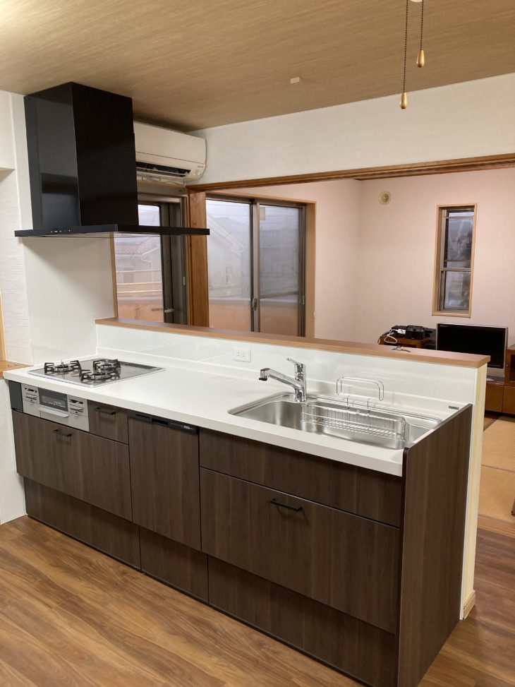 料理しながら窓の外が見える対面キッチンリフォーム