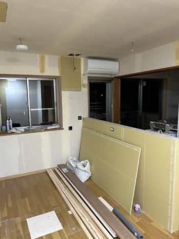 料理しながら窓の外が見える対面キッチンリフォーム