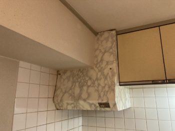 梁と吊り戸に囲まれたレンジフードの交換現場に密着