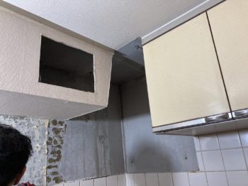 梁と吊り戸に囲まれたレンジフードの交換現場に密着