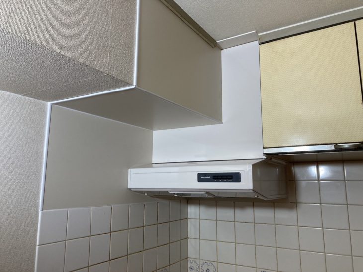梁と吊り戸に囲まれたレンジフードの交換現場に密着