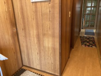 廊下の手すりの高さは約85㎝。家庭内事故を予防。