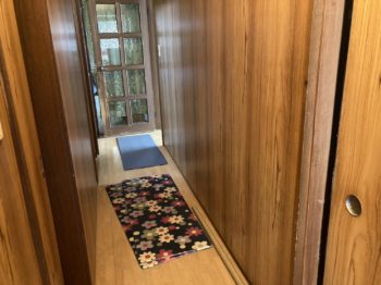 廊下の手すりの高さは約85㎝。家庭内事故を予防。