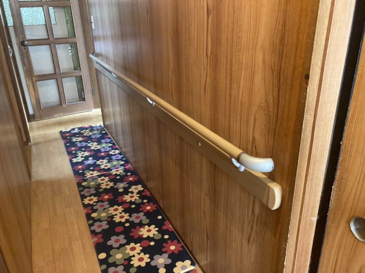 廊下の手すりの高さは約85㎝。家庭内事故を予防。