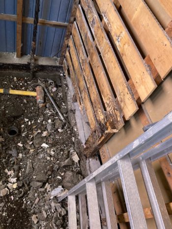 リフォームで追加料金は発生する？構造部の柱のシロアリ被害補修工事