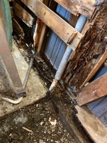 リフォームで追加料金は発生する？構造部の柱のシロアリ被害補修工事