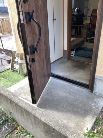 玄関ドア改修、コンクリート切断|静岡県御殿場市神山平K様邸