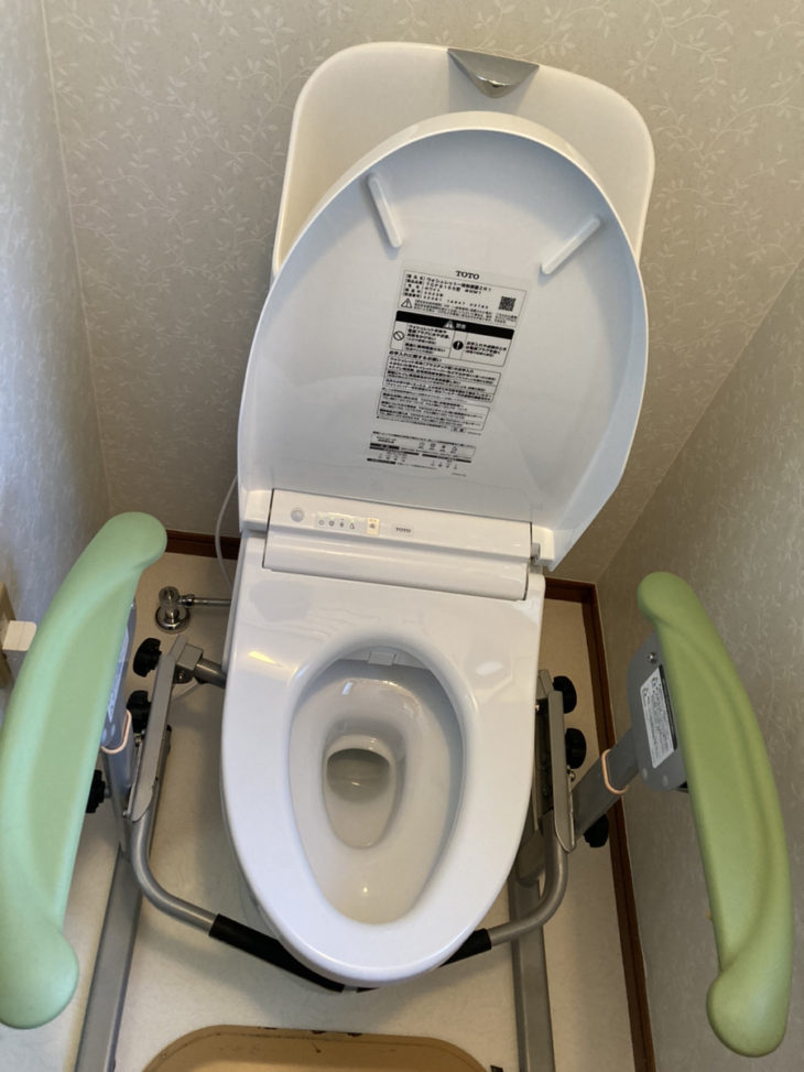 トイレのタンク内と給水管から水漏れ