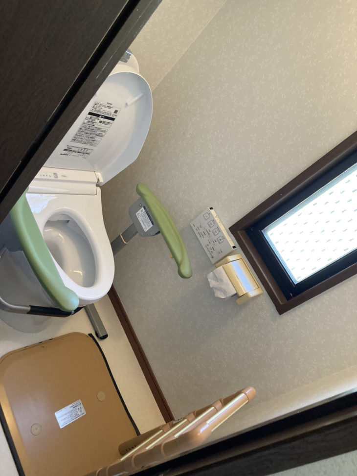 トイレのタンク内と給水管から水漏れ