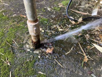 外の配管から水が噴き出てきた｜函南町平井