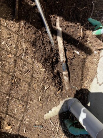 草刈り機で配管を傷つけて水漏れ。配管修理工事｜静岡県函南町畑毛