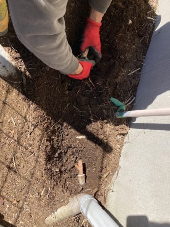 草刈り機で配管を傷つけて水漏れ。配管修理工事｜静岡県函南町畑毛