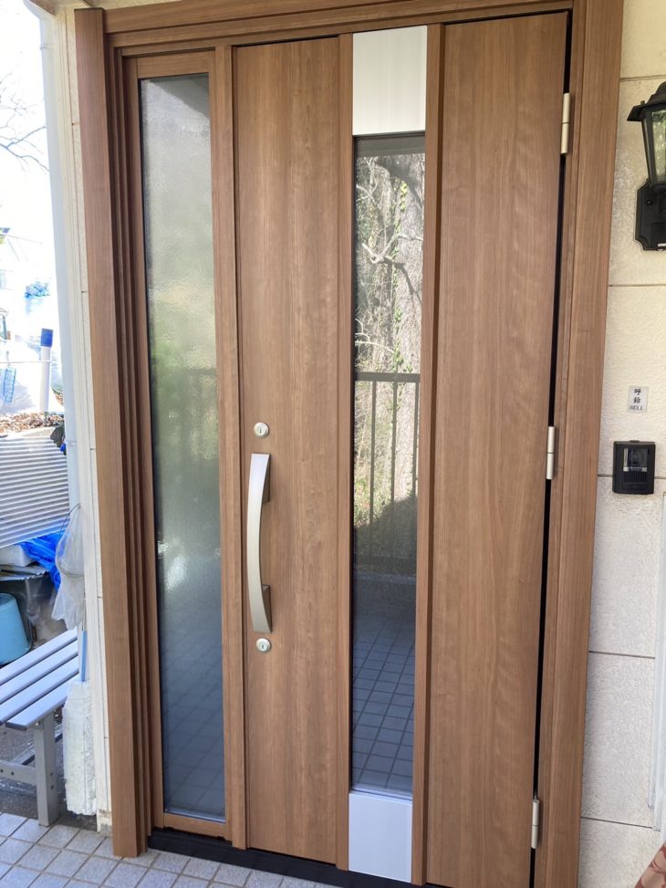玄関ドアのリフォームで色を替えてイメージチェンジ｜静岡県三島市大場